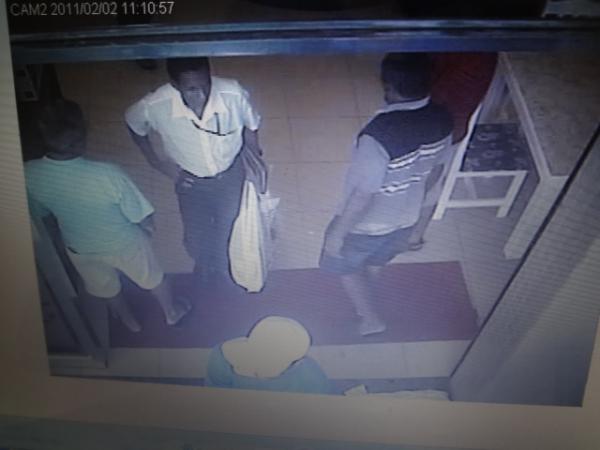 Pol&iacute;cia divulga imagens de acusado de estelionato em Floriano.(Imagem:FlorianoNews)