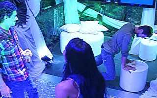 Jonas dá uma reboladinha e Kelly desconfia