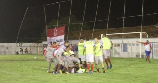 Jogadores do Piau&iacute; comemoram ap&oacute;s vaga na final; time venceu o Barras por 3 a 1.(Imagem:Josiel Martins)