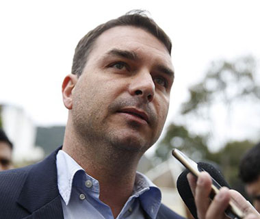 Decisão que beneficia Flávio Bolsonaro gera onda de críticas de apoiadores