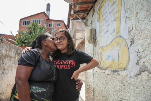A mãe encontra no abraço da filha a esperança de uma cura como presente de Natal (Imagem:Isanelle Nascimento)