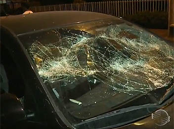 Homem tem ataque de fúria e quebra carro de luxo no centro de Teresina