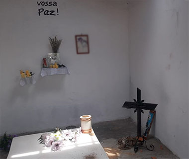 Capela de túmulo é alvo de vandalismo no litoral