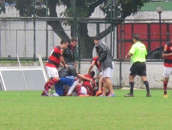 Rubro-negros comemoram gol da virada, nos acr&eacute;scimos.(Imagem:Gustavo Rotstein / Globoesporte.com)