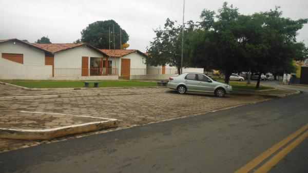 Praças públicas de Floriano passam por processo de limpeza