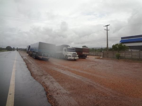 Caminhoneiros reclamam do desconforto de Atacado em Bar&atilde;o de Graja&uacute;.(Imagem:FlorianoNews)