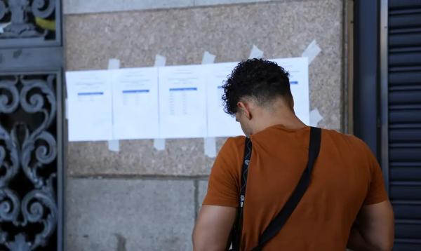 Candidatos chegam ao local de prova do Concurso Nacional Unificado (CNU), no centro do Rio de Janeiro.(Imagem:Tomaz Silva/Agência Brasil)
