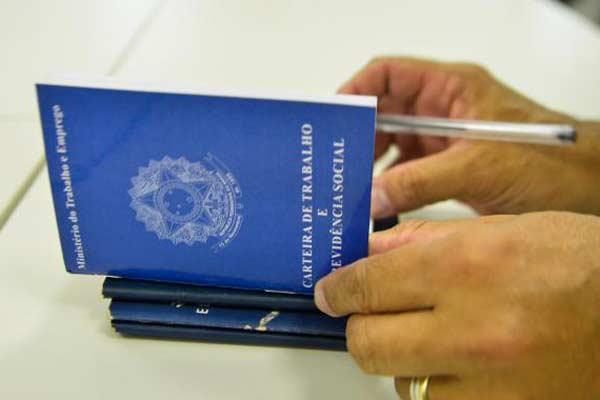 Desemprego caiu mais entre mulheres e no Nordeste