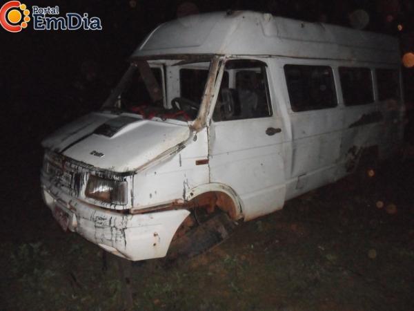 Ve&iacute;culo capota e motorista escapa ileso.(Imagem:Portal Em Dia)