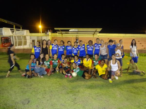 Jogo de futebol em homenagem as mulheres.(Imagem:FlorianoNews)