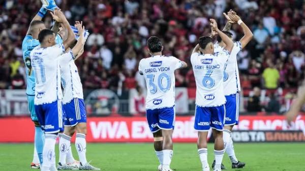 Jogadores do Cruzeiro aplaudem os torcedores do clube no Maracan&atilde;.(Imagem: Gustavo Aleixo)