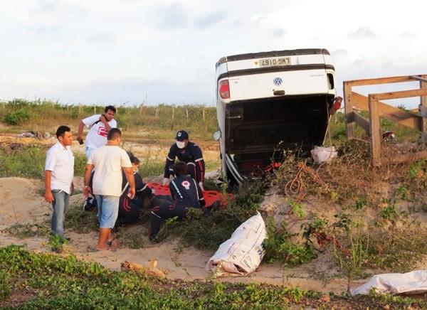 Homem capota carro em alta velocidade e sai com ferimentos leves.(Imagem:Daniel Santos/ProParna&iacute;ba)