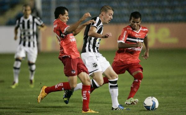 Esquerdinha em lance da partida contra o Cear&aacute;.(Imagem:Bruno Gomes/Ag&ecirc;ncia Di&aacute;rio)