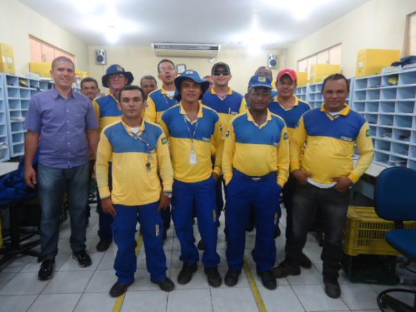 Carteiros celebram seu dia com entrega de correspondências em Floriano