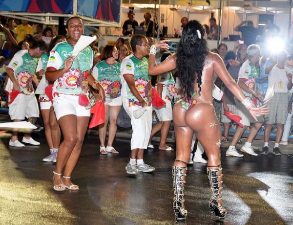 Praticamente nua na Sapuca&iacute;! (Imagem:Roberto Teixeira/EGO)