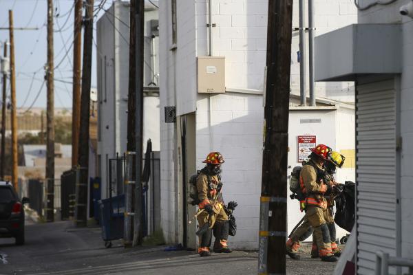 Bombeiros participam de opera&ccedil;&atilde;o em pr&eacute;dio que pegou fogo neste s&aacute;bado (21) no centro de Las Vegas, nos EUA(Imagem:Chase Stevens/Las Vegas Review-Journal via AP)