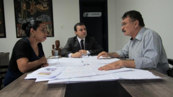 Secret&aacute;rio F&aacute;bio Novo se re&uacute;ne com diretor da empresa respons&aacute;vel pela reforma do Espa&ccedil;o Maria Bonita.(Imagem:Ascom Secult)