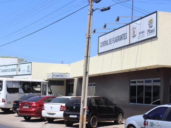 Filho tenta impedir prisão de mãe e PM descobre que jovem é foragido