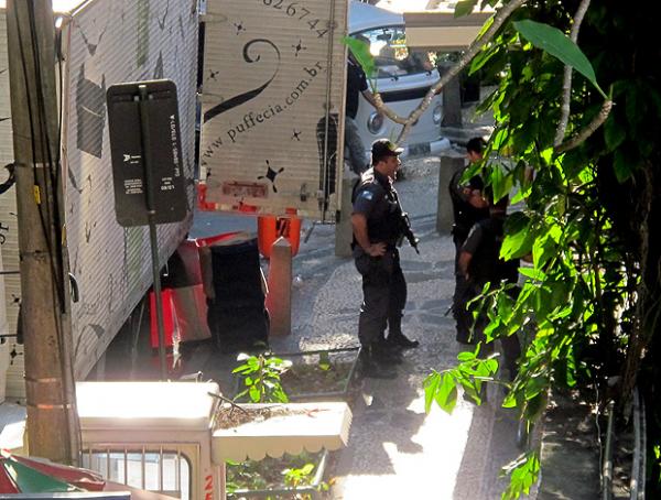 Policiais est&atilde;o armados no local.(Imagem:Janir J&uacute;nior / Globoesporte.com)