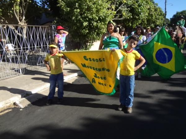 Desfile escolar comemora a Semana da P&aacute;tria em Bar&atilde;o de Graja&uacute;.(Imagem:FlorianoNews)