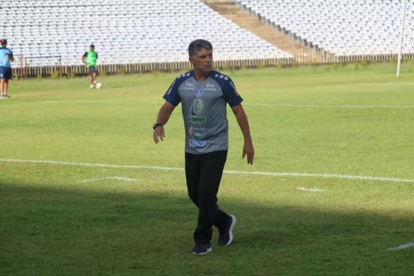 Wallace Lemos, t&eacute;cnico do Oeirense.(Imagem:Wenner Tito)