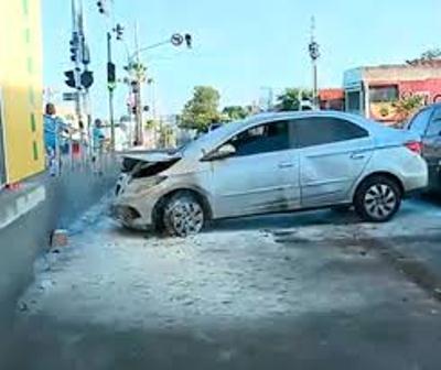 Carro desgovernado colide em bomba de combustível e causa princípio de incêndio