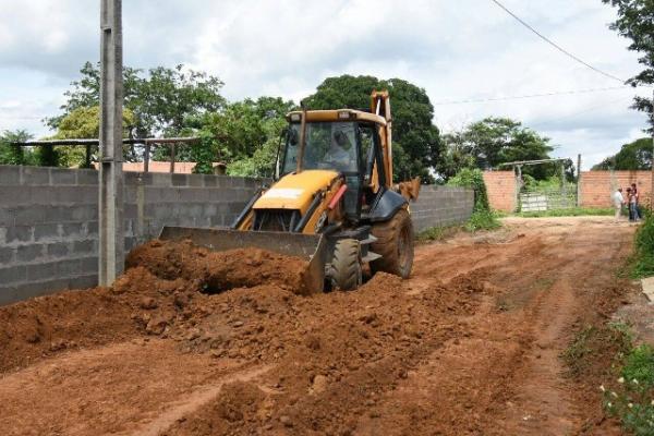 Bairro Cajueiro II recebe serviços de correção de solo