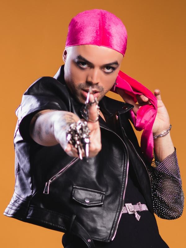 Cantora e dançarina paulista que se identifica como ?uma pessoa queer de gênero fluido?, Oxa lança single inédito, Não tenta, na próxima sexta-feira, 8 de abril. O single Não tent(Imagem:Reprodução)