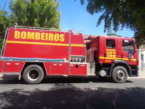 Residência em Floriano fica destruída após incêndio. (Imagem:FlorianoNews)