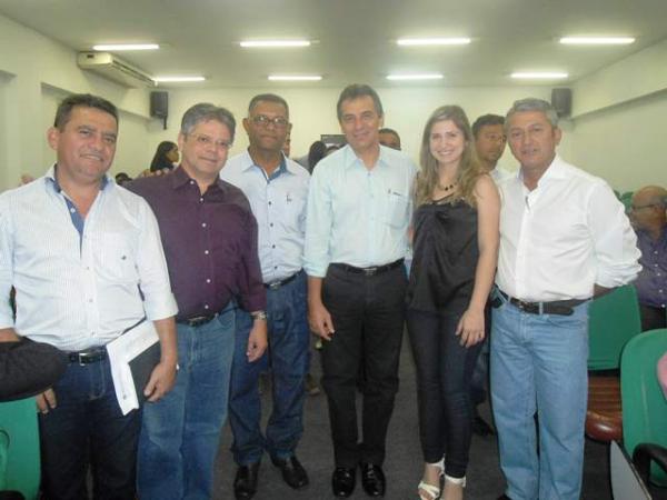 Ao lado de Gustavo Neiva, prefeitos assinam convênios com o Governo do Estado
