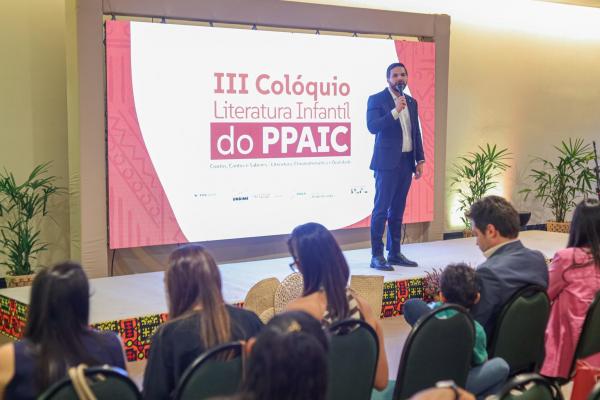 Col&oacute;quio promovido pela Seduc mostra como crian&ccedil;as podem aprender brincando(Imagem:Let&iacute;cia Santos)