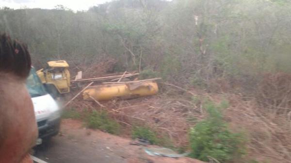 Carro-pipa tomba e motorista morre após ficar preso nas ferragens.(Imagem:Divulgação)