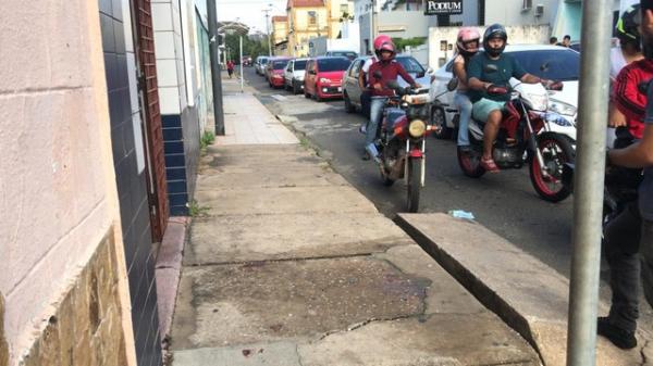 Jovem foi baleado assim que saiu de uma pens&atilde;o no Centro de Teresina.(Imagem:Lorena Linhares/G1)