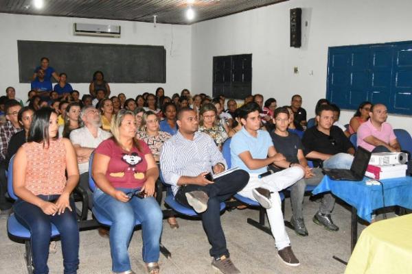 Rede municipal de educação participa de palestra sobre