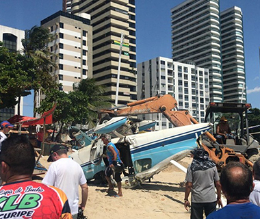 Vídeo flagra queda de avião em praia de Fortaleza