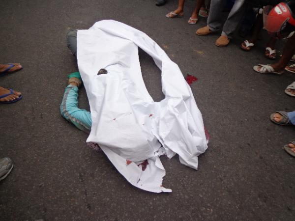 Trabalhador cai de caminh&atilde;o de lixo e morre atropelado em Floriano.(Imagem:FlorianoNews)