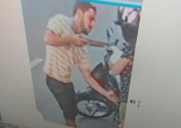 Mulher tem moto tomada de assalto no Centro de Floriano.(Imagem:Divulga&ccedil;&atilde;o)
