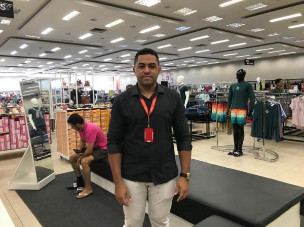 Jhoney Monteiro, chefe do setor de cal&ccedil;ados do Armaz&eacute;m Para&iacute;ba.(Imagem:FlorianoNews)