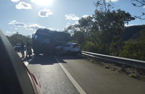  Colis&atilde;o entre caminh&atilde;o e carro na BR-135, no Piau&iacute;.(Imagem:Divulga&ccedil;&atilde;o/PM-PI )