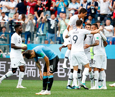 Goleiro do Uruguai leva frango e França avança para as semifinais da Copa