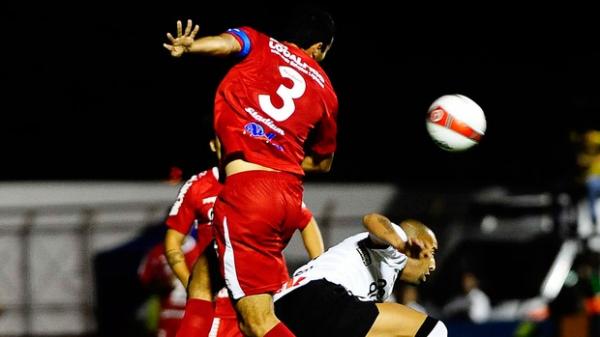 Sheik sofre com a marca&ccedil;&atilde;o de Tiago Alves, do Mogi.(Imagem: Marcos Ribolli/GLOBOESPORTE.COM)