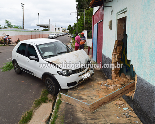 Carro perde o controle ao ser atingido por outro e invade residência em Uruçuí