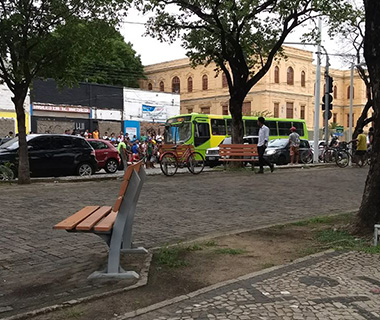 Mulher é atropelada por ônibus na avenida Frei Serafim e trânsito fica congestionado