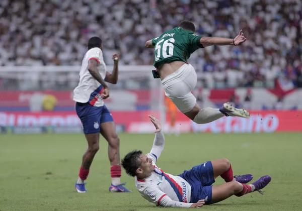 Disputa de bola em Bahia x Palmeiras(Imagem:M&aacute;rcio Jos&eacute;/AGIF)