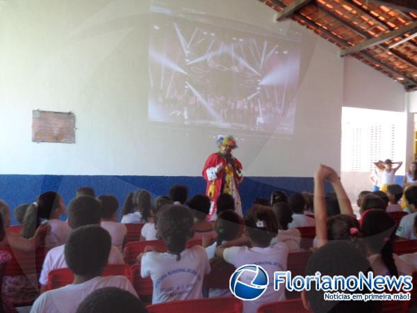 Escola Municipal Get&uacute;lio Vargas promove programa&ccedil;&atilde;o especial na Semana da Crian&ccedil;a.(Imagem:FlorianoNews)