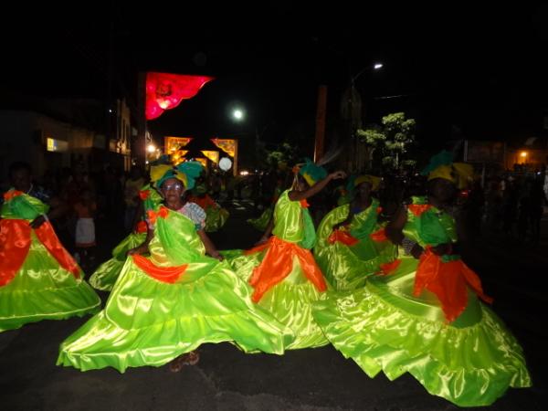 Desfiles de escolas de samba alegram a Av. Get&uacute;lio Vargas. (Imagem:FlorianoNews)