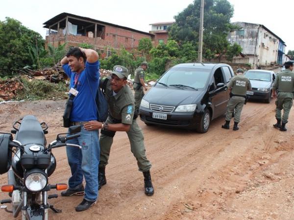 Pol&iacute;cia realiza opera&ccedil;&atilde;o em vila da Zona Sul de Teresina.(Imagem:Gil Oliveira/G1)