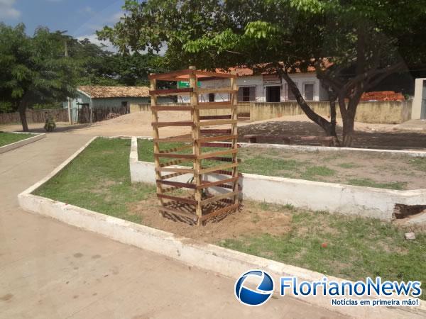Prefeitura de Floriano inicia arboriza&ccedil;&atilde;o de Pra&ccedil;as.(Imagem:FlorianaoNews)