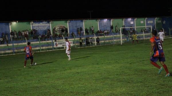 Barras sai na frente, mas n&atilde;o consegue segurar o 4 de Julho, no Est&aacute;dio Juca Fortes, pela 14&ordf; rodada do Campeonato Piauiense 2013.(Imagem:Wenner Tito)