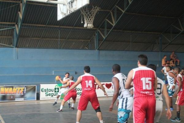 Itacor x Parna&iacute;ba - Piauiense de basquete 2015.(Imagem:Ramiro Pena/FPB)